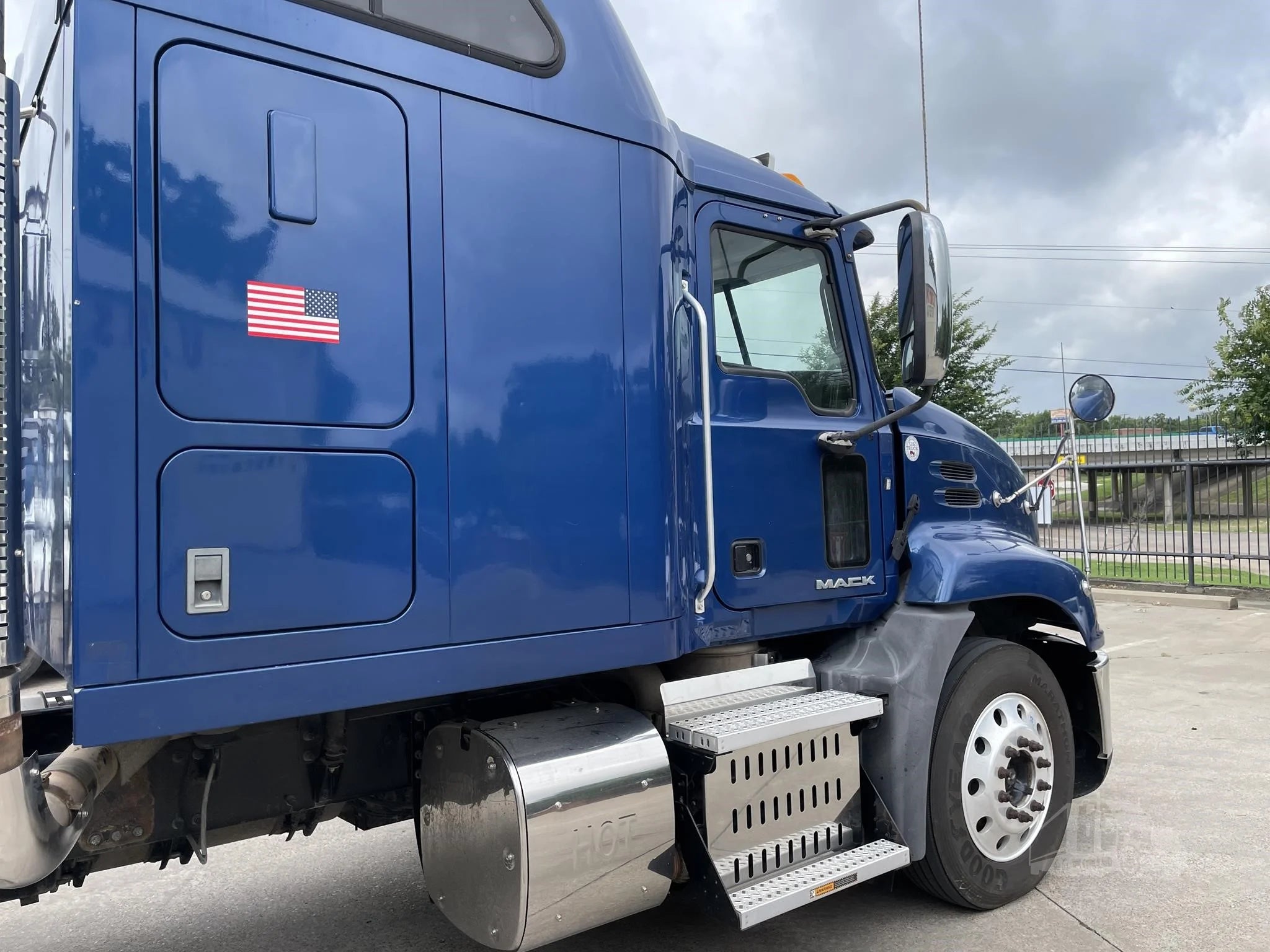 2017 Mack Pinnacle CXU613 - B1437P
