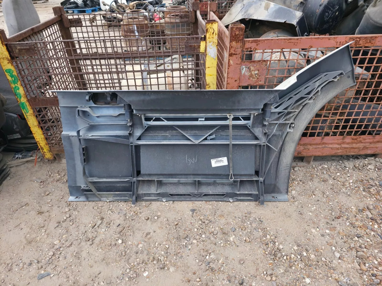 VOLVO VNL CAB SKIRT/SIDE FAIRING