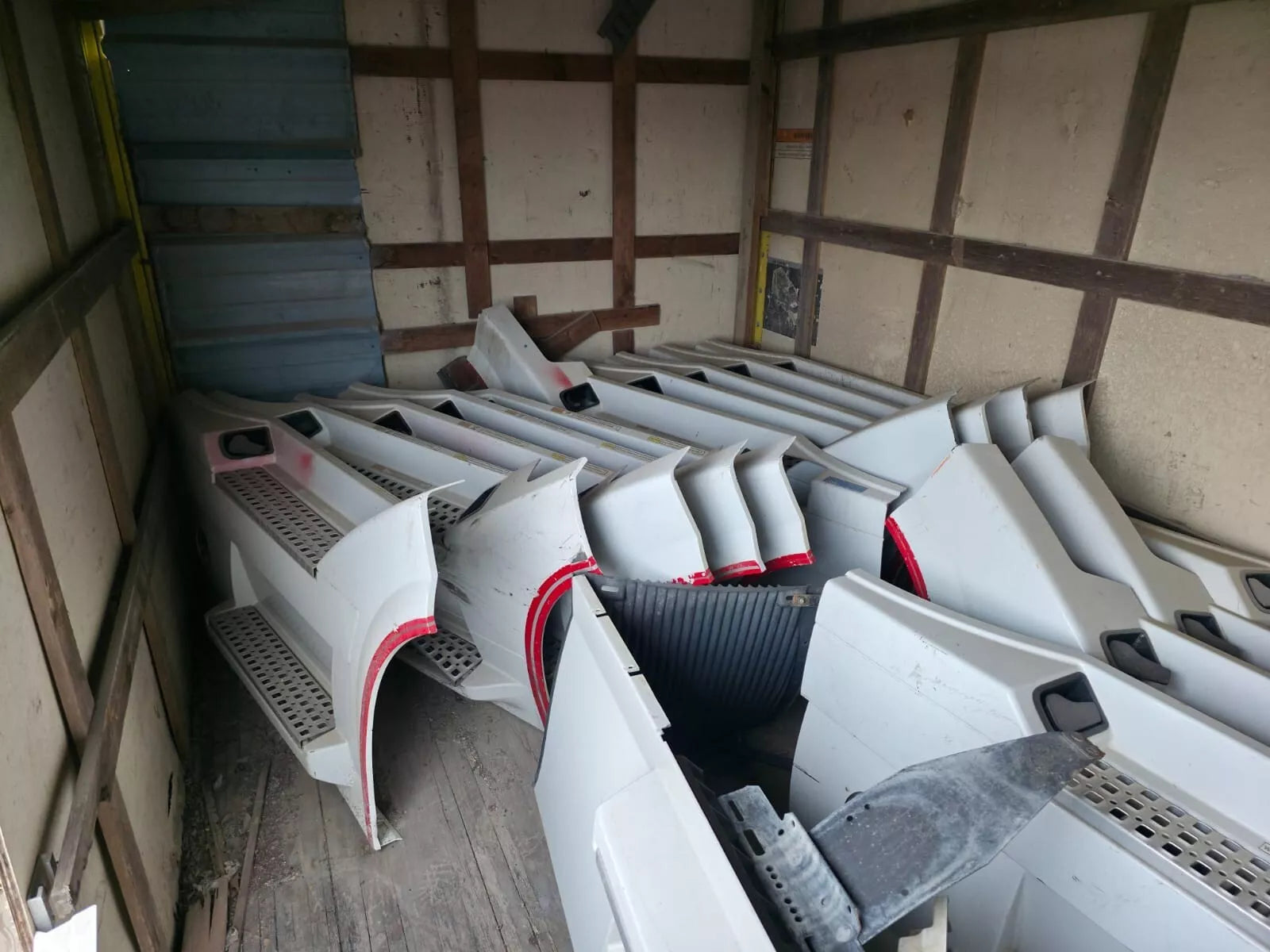 VOLVO VNL CAB SKIRT/SIDE FAIRING