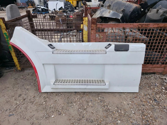 VOLVO VNL CAB SKIRT/SIDE FAIRING